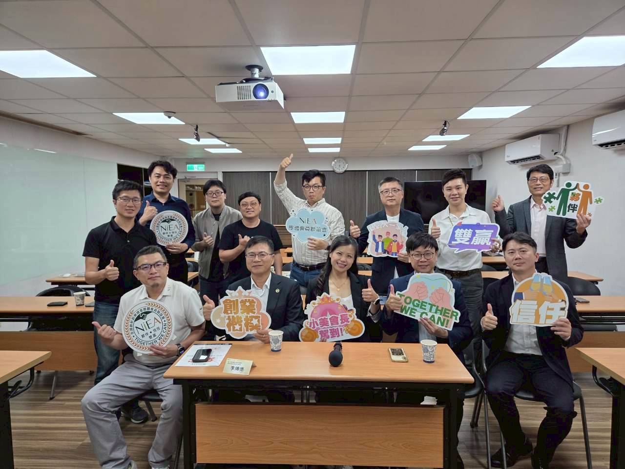 數位小聯盟產業交流會 - 數位產業小聯盟產業交流會圓滿落幕，與會企業代表齊聚一堂合影留念。.jpg
